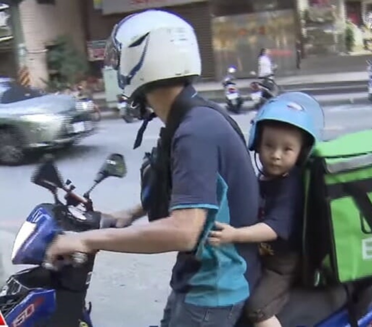 Single Dad Brings Son to His Work as Uber Eats Rider