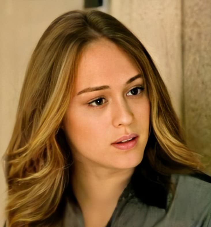 Enrique Gil female version with FaceApp