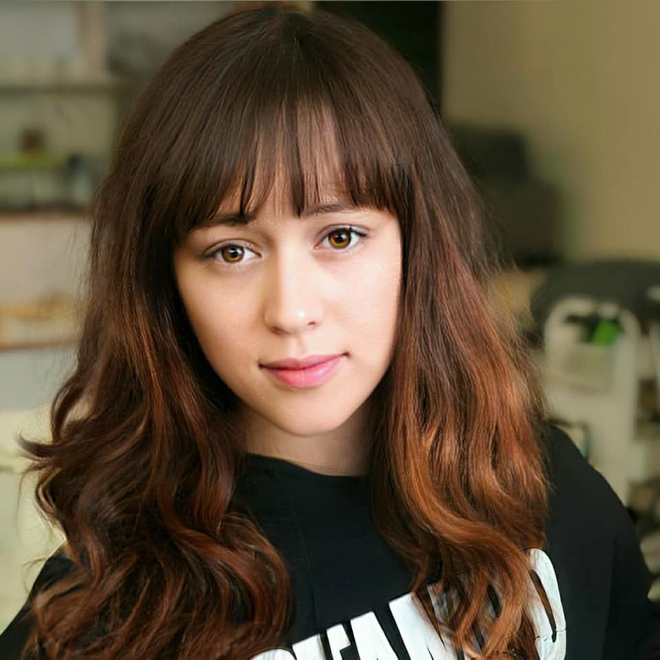 Enrique Gil female version with FaceApp