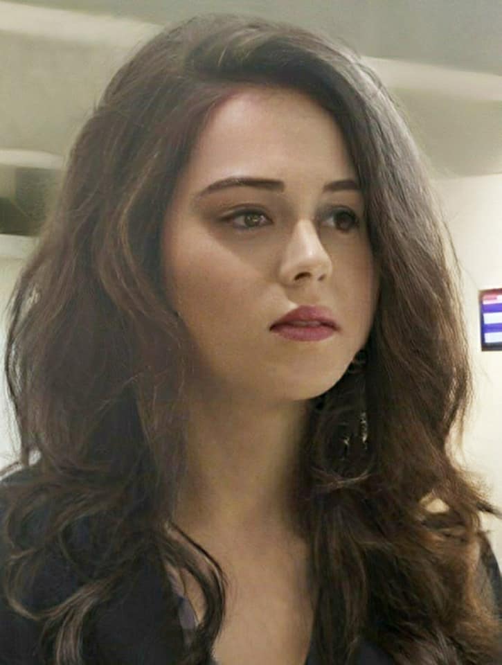 Enrique Gil female version with FaceApp