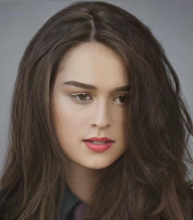Enrique Gil female version with FaceApp
