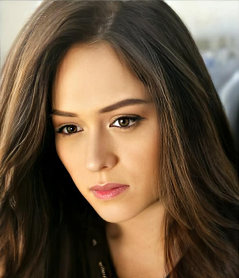 Enrique Gil female version with FaceApp