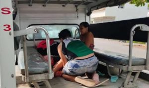 giving birth in police mobile car