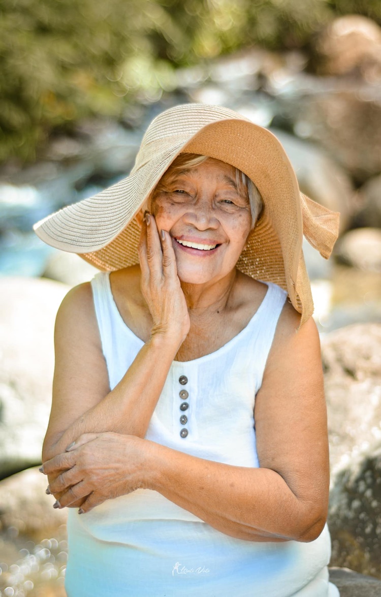 Young Man Gives Beloved Grandma an Adorable Photoshoot