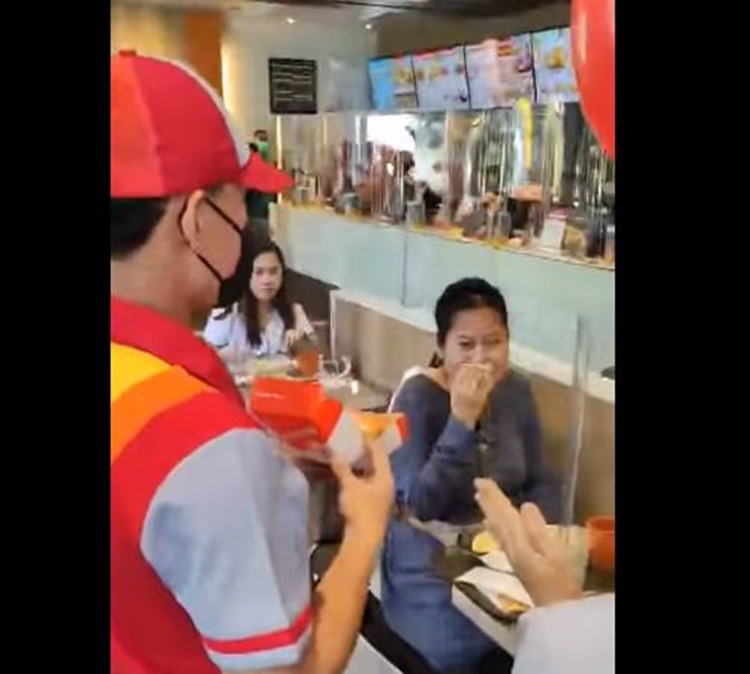 Jollibee Employees Surprised Lady Customer During Her Birthday