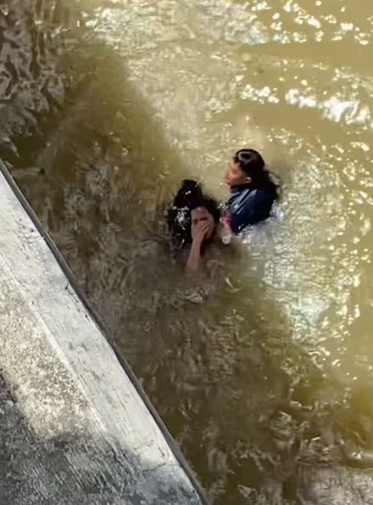 Police Officer Jumps off Bridge to Rescue Drowning Girl | Newspapers