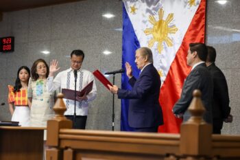 Sherwin Gatchalian raising his right hand as he takes his oath as Senate President in the Senate session hall